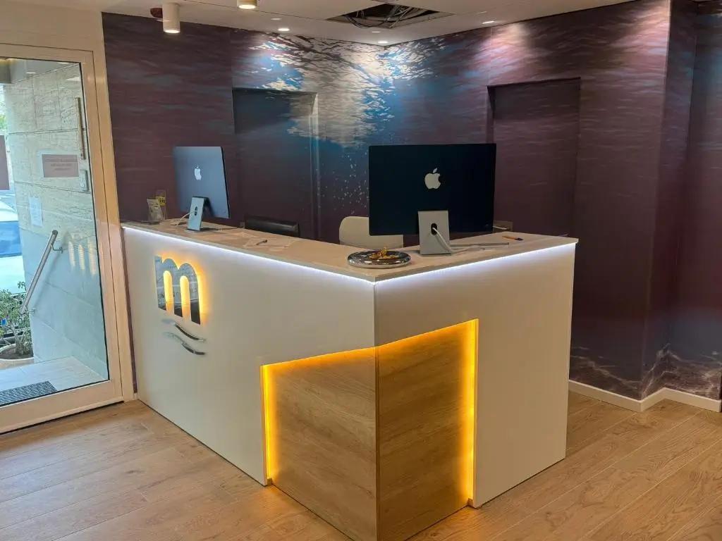 Interior de Mediterráneo Suites — habitación cómoda y bien equipada
